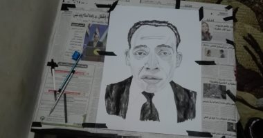صور.. قارئ يستخدم الملح والشاى فى رسم لوحاته الفنية