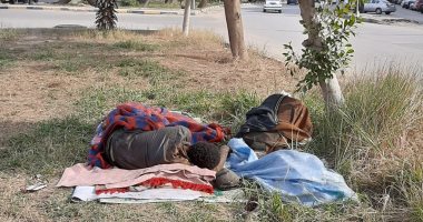 "احنا معاك".. رجل مشرد ينام فى العراء بشارع عبد الحميد بدوى بمصر الجديدة 