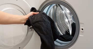 خطوات تنظيف الملابس الغامقة من غير ما تبهت.. مية باردة وابعدى عن الشمس