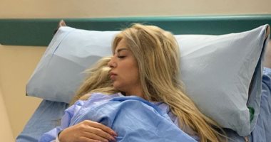 محمد رشاد ينشر صورة لزوجته مى حلمى فى المستشفى ويطالب بالدعاء لها