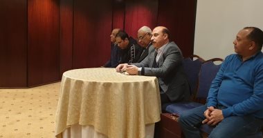 صور.. محافظ أسوان يحفز لاعبى فريق كرة القدم قبل مواجهة الزمالك مساء اليوم