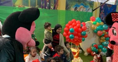  صور .. أطفال يستقبلون العام الجديد بإحدي الحضانات بالعرائس وبابا نويل