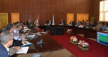 محافظ البحر الأحمر يناقش الموقف التنفيذى لمشروعات تطوير العشوائيات بالمحافظة