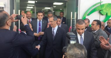 صور.. وزير الاتصالات ومحافظ سوهاج يتفقدان سنترال سوهاج الرئيسى 