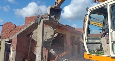 صور.. تنفيذ 4 قرارات إزالة للتعديات على بحيرة مريوط بالإسكندرية