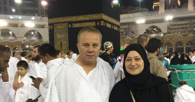 شوقى غريب وزوجته يؤديان مناسك العمرة