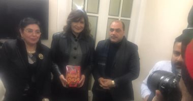 وزيرة الهجرة: كتاب "أيام مرسى" لـ محمد الباز مهم لأننا نملك "ذاكرة سمك" 