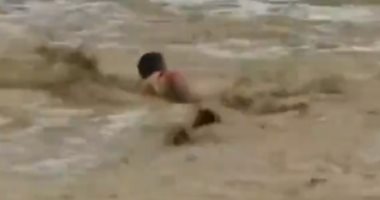 شاهد جرف الفيضانات للمنازل وغرق الأهالى فى إندونيسيا