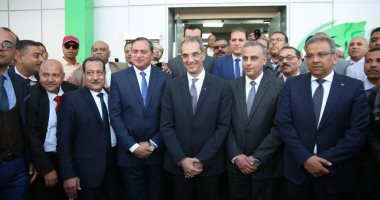 وزير الاتصالات يفتتح مكتب بريد سوهاج الرئيسى.. ويتفقد مركز مبيعات سنترال شرق