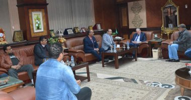 محافظ المنيا يبحث مع وفد الزراعة دعم القوافل البيطرية والندوات الإرشادية