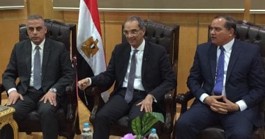 وزير الاتصالات يبدأ جولة تفقدية للحرم الجامعى لجامعة سوهاج الجديدة.. صور