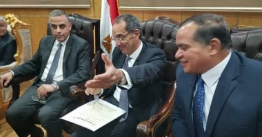 وزير الاتصالات يوافق على إنشاء مكتب بريد وبرج محمول ومعمل للاتصالات بجامعة سوهاج