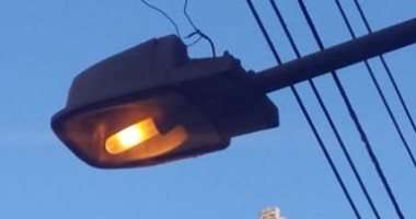 قارئ يشكو من ترك أعمدة الكهرباء مضاءة نهارا فى حى المصاص ببندر المنيا
