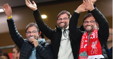 مشجعو ليفربول يرتدون أقنعة يورجن كلوب للتعبير عن سعادتهم بنتائج الفريق