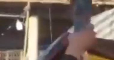 متظاهرون عراقيون يقذفون جنازة رمزية لقاسم سليمانى بالأحذية فى الناصرية.. فيديو
