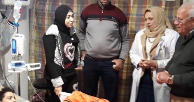 صور.. محافظ بورسعيد يوجه بتوفير العناية الفائقة للطفل مصاب فى سقوط مصعد