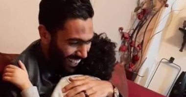 لفتة إنسانية.. حسين الشحات يزور الطفل عمار فى منزله.. صور
