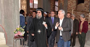 صور.. محافظ الأقصر يقدم التهنئة لقيادات الكنيسة 