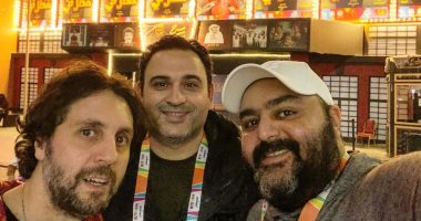 نجوم "عطل فني" يلتقطون سيلفي قبل عرض مسرحيتهم ضمن فعاليات موسم الرياض