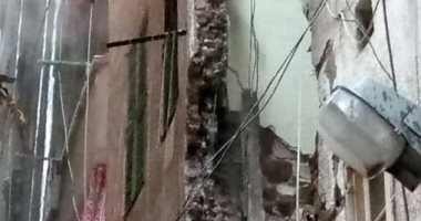 انهيار أجزاء من عقار قديم بالإسكندرية بسبب الطقس السيئ.. صور