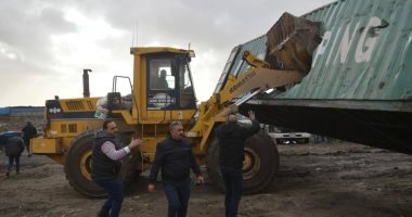 صور .. إزالة التعديات على أراضى الدولة بمنطقة " أم زغيو" غرب الإسكندرية