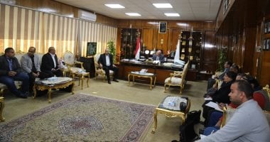 محافظ قنا بدء تنفيذ مشروع إنارة الطريق السياحى قنا - الأقصر الصحراوى الشرقى