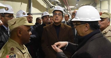 رئيس الوزراء يتجول بأحد الأنفاق الخاصة بكابلات الكهرباء للعاصمة الجديدة.. ويؤكد: مشروع مهم ينفذ لأول مرة فى مصر ومنطقة الشرق الأوسط.. مدبولى: مدينة الفنون والثقافة بالعاصمة الإدارية هى الأكبر فى العالم