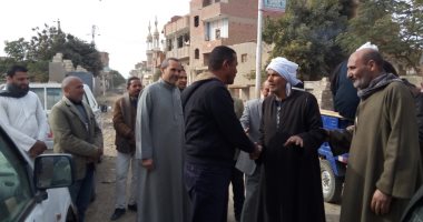 رئيس مدينة إطسا يوجه بتدشين حملة نظافة بقرية نوارة استجابة للأهالى.. صور