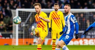 فيدال يسجل ثاني أهداف برشلونة ضد إسبانيول 2-1.. فيديو