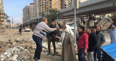 مركز الزقازيق: إزالة معوقات المرور أسفل كوبري شرويدة
