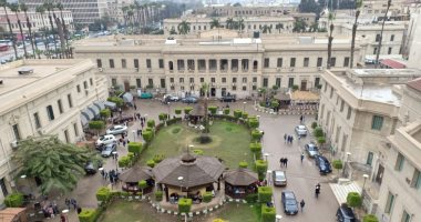 صور.. انتظام الامتحانات بكليات جامعة القاهرة بالتزامن مع سقوط الأمطار