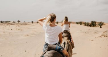 سائحة أمريكية تقاضى موقع رحلات بسبب "ناقة" حامل فى المغرب 