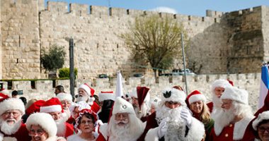 مجموعة "بابا نويل" تزور القدس القديمة إحتفالا بعيد الميلاد