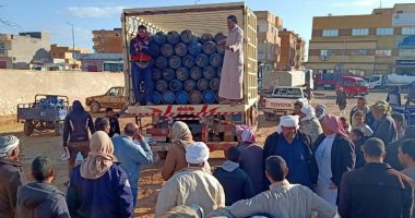 صور.. محافظ مطروح يتابع حل مشكلة نقص اسطوانات البوتاجاز بالمحافظة 