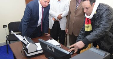 رئيس جامعة سوهاج يتابع أعمال التصحيح الالكتروني بكلية الصيدلة