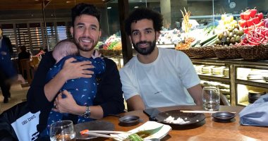 تريزيجيه ينشر صورة رفقة محمد صلاح فى أحد مطاعم إنجلترا
