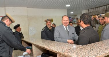محافظ أسيوط يزور مركز شرطة ديروط ويتفقد الخدمات والأكمنة أمام الكنائس