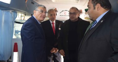 صور.. محافظ المنيا يتفقد الوحدة المتنقلة لمبادرة "أطفال بلا مأوى"