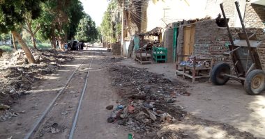 شكوى من إلقاء مخلفات تطهير ترعة ناصر بمحافظة الأقصر على جانبى الطريق