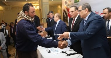 وزير القوى العاملة ومحافظ الشرقية يسلمان 272 عقد عمل لمتحدى الإعاقة.. صور