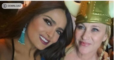 سلمى حايك تهنئ باتريشيا أركيت على فوزها بجولدن جلوب أفضل ممثلة