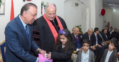 محافظ الإسكندرية فى الكنيسة الإنجيلية للتهنئة بعيد الميلاد: كلنا واحد.. صور 