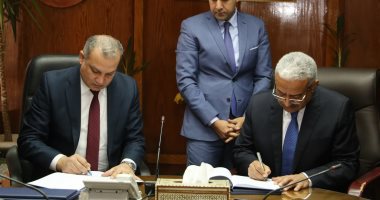 صور.. محافظ السويس يوقع بروتوكول مع صندوق تطوير العشوائيات لتطوير 15 منطقة