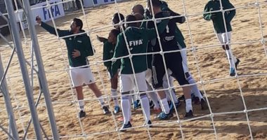 فيديو.. السيلفى يجمع أحمد حسن بأساطير الكرة الإفريقية بالأهرامات