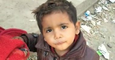 "احنا معاك".. رجل مشرد وأطفاله فى حى عين شمس