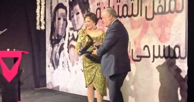 صور.. أشرف زكى يكرم لبلبة فى ختام مهرجان نقابة المهن التمثيلية