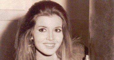 ميرفت أمين تستعيد ذكرياتها بصورة من الزمن الجميل