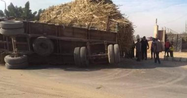 تعطل الحركة المرورية بطريق كوم أمبو بسبب انقلاب مقطورة قصب.. صور