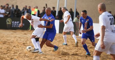 أساطير كرة القدم في العالم يتألقون تحت سفح الأهرامات