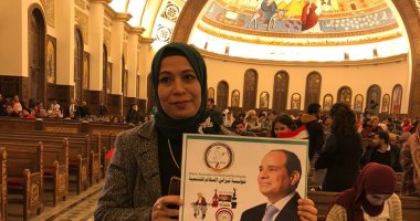 صور الرئيس السيسى ترتفع فى كاتدرائية ميلاد المسيح قبيل بدء القداس